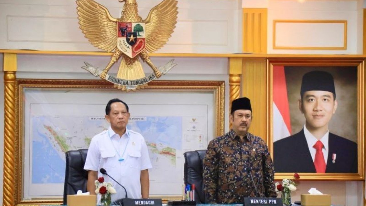 Mendagri Tito Karnavian meminta Pemda segera membersihkan sampah visual seperti spanduk dan baliho untuk mewujudkan Indonesia yang bersih dan rapi, sesuai arahan Presiden Joko Widodo.