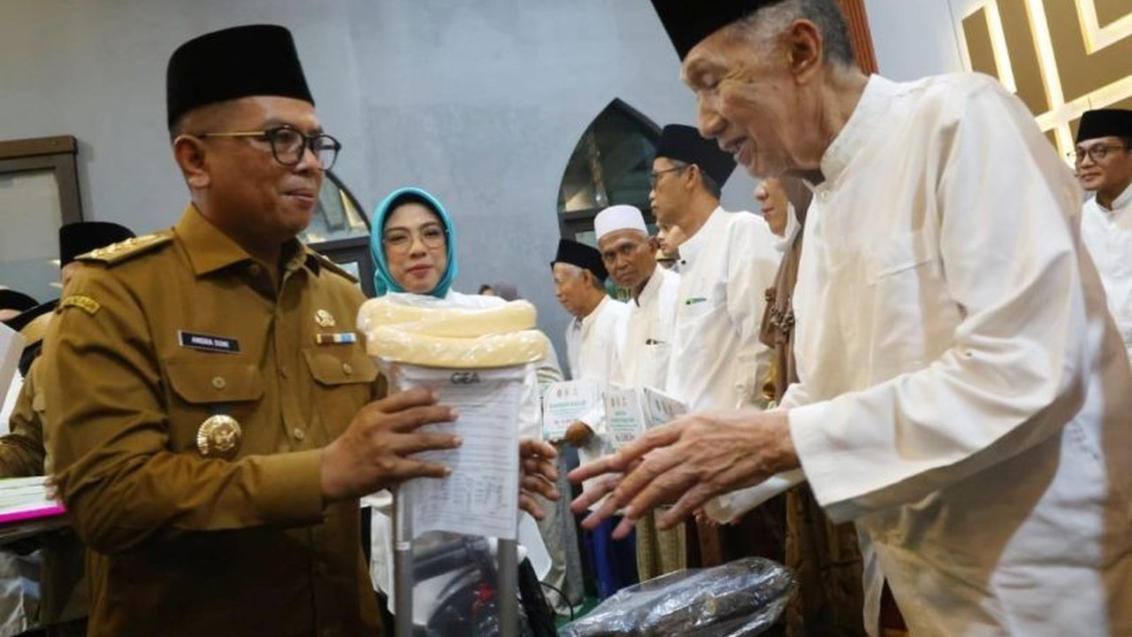 Gubernur Banten, Andra Soni, menjelaskan efisiensi APBD 2025 yang dialihkan untuk pendidikan, kesehatan, dan bantuan sosial, disampaikan saat Safari Ramadhan di Kabupaten Tangerang.
