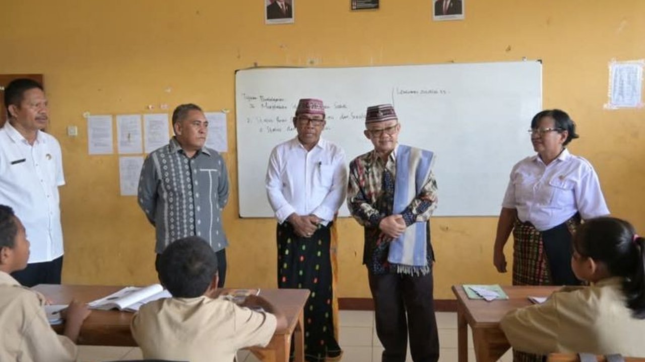 Mendikdasmen, Abdul Mu'ti, melihat Program Makan Bergizi Gratis (MBG) sebagai modal fisik bagi siswa untuk lebih semangat belajar dan bertumbuh kembang optimal, seperti yang terlihat dalam kunjungannya ke SMPN 1 Komodo, NTT.
