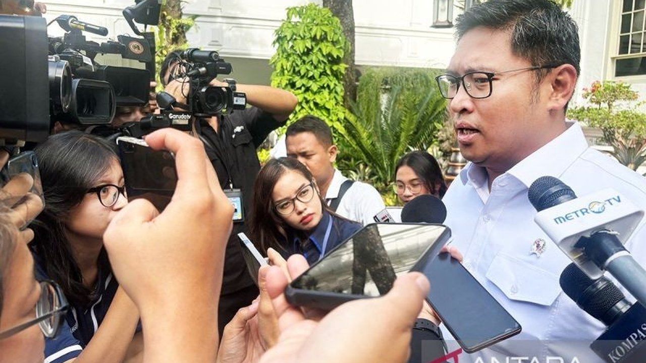 Pemerintah berupaya menekan harga beras agar terjangkau dengan memangkas rantai distribusi dan membentuk Koperasi Desa Merah Putih, tanpa mengorbankan kesejahteraan petani.