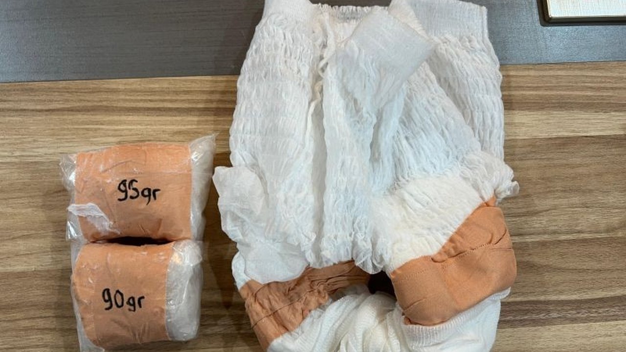 Bea Cukai Batam menggagalkan penyelundupan narkoba jaringan internasional yang melibatkan oknum polisi Briptu SS dan mengamankan 185 gram sabu di Pelabuhan Batam Centre.