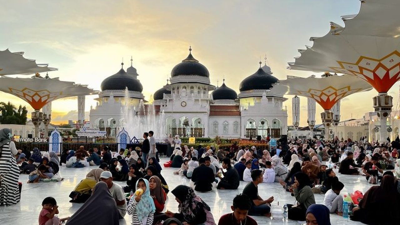 Masjid Raya Baiturrahman di Banda Aceh dipadati pengunjung yang ngabuburit dan berbuka puasa bersama selama Ramadhan 2025, menciptakan suasana syahdu dan kekhidmatan.