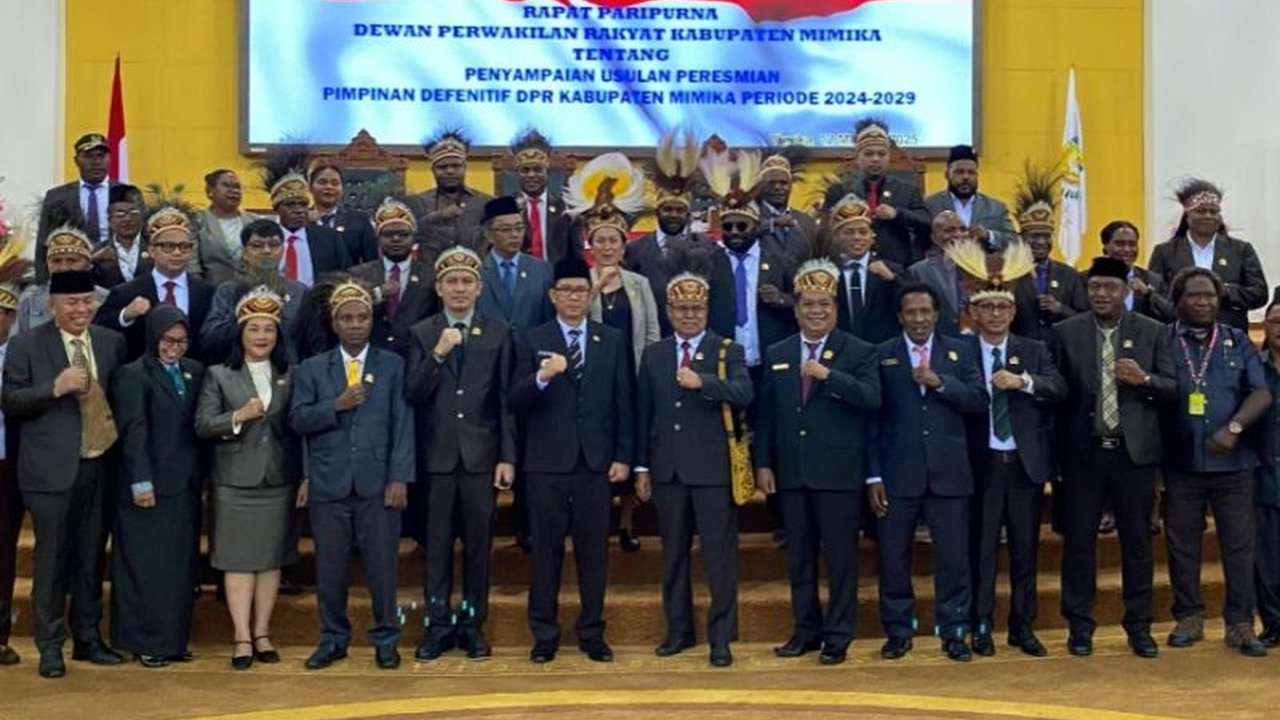 DPRK Mimika menetapkan penggunaan tas noken dan mahkota adat Papua dalam setiap rapat paripurna sebagai wujud penghormatan terhadap kearifan lokal dan budaya Amungme dan Kamoro.