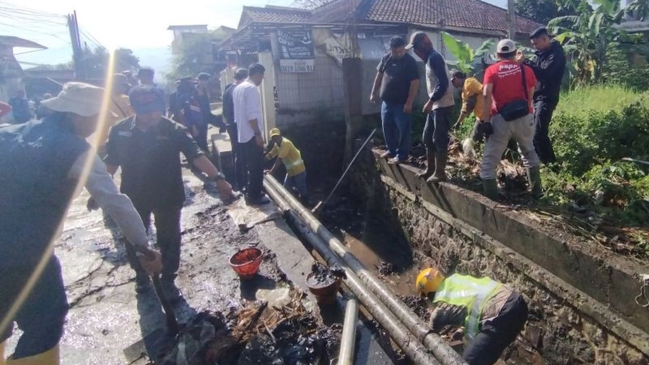 Pemkab Garut bersama masyarakat bergerak serentak membersihkan aliran sungai untuk mencegah banjir akibat bencana hidrometeorologi, sebagai upaya mitigasi bencana alam.