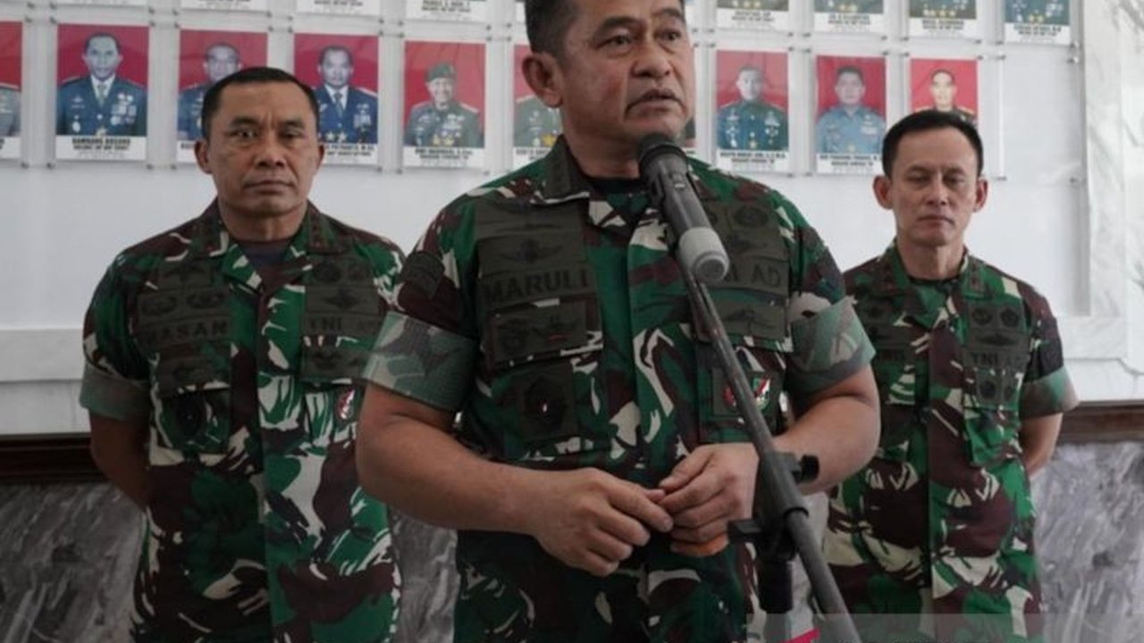 Jenderal TNI Maruli Simanjuntak tegaskan loyalitas TNI AD pada revisi UU TNI yang sedang dibahas DPR, meminta masyarakat tak perlu polemik terkait poin-poin kontroversial seperti penambahan usia pensiun dan jabatan sipil bagi perwira aktif.