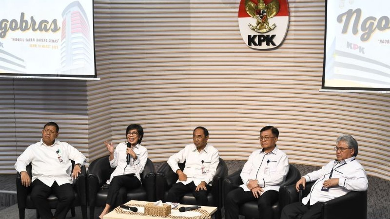 KPK mendorong transparansi pengelolaan keuangan desa melalui pemanfaatan Siskeudes dan SIKD, serta regulasi yang dilengkapi sanksi tegas untuk mencegah korupsi dan memastikan pembangunan yang optimal.