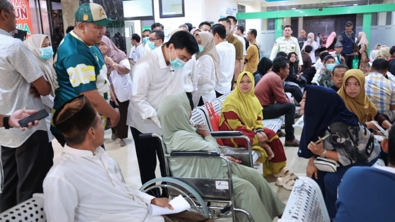 Wakil Gubernur Banten meninjau RSUD Malingping, memberikan edukasi kesehatan kepada pasien, dan memastikan pelayanan kesehatan berjalan optimal.