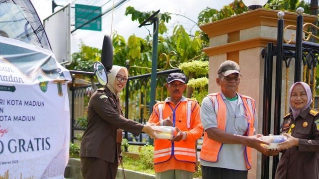 Kejari Kota Madiun dan IAD berbagi kebaikan dengan membagikan 100 paket sembako kepada warga dhuafa dan pekerja informal di Kota Madiun menjelang Ramadhan dan Idul Fitri.