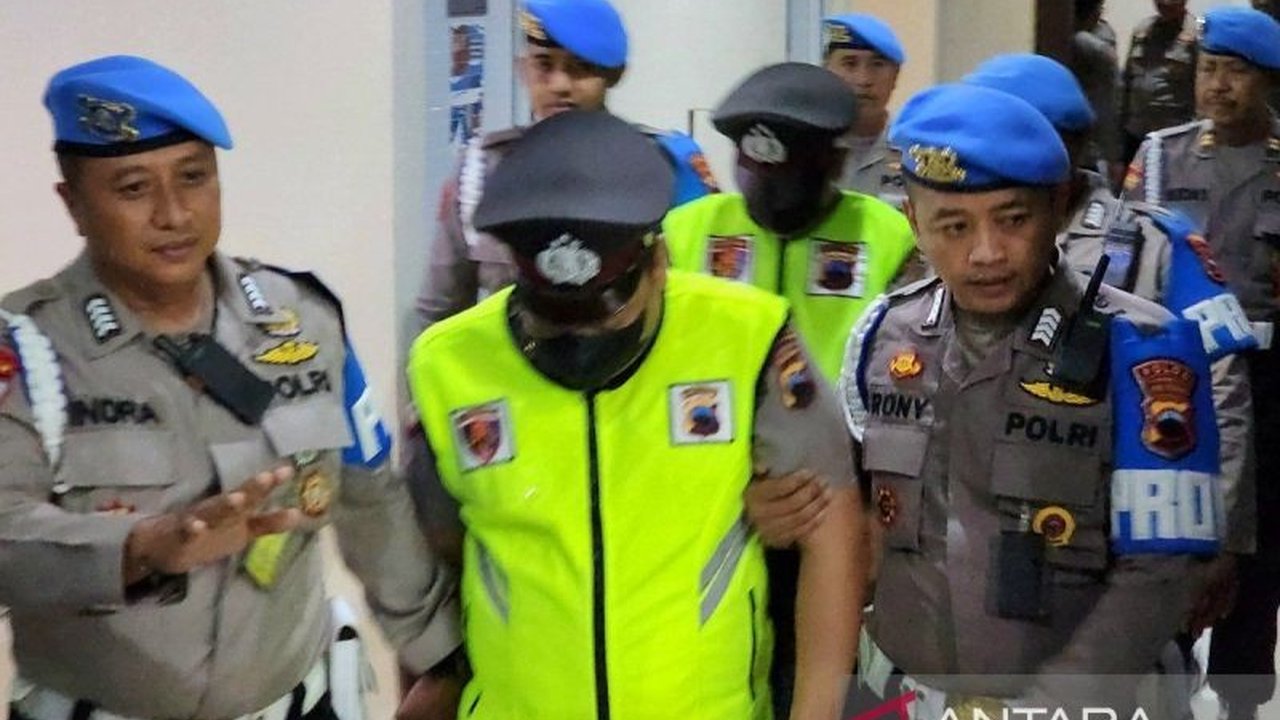 Kasat Narkoba Polres Bone, AKP A, dicopot dari jabatannya setelah percakapannya yang meminta uang damai Rp80 juta kepada keluarga tersangka narkoba viral di media sosial.