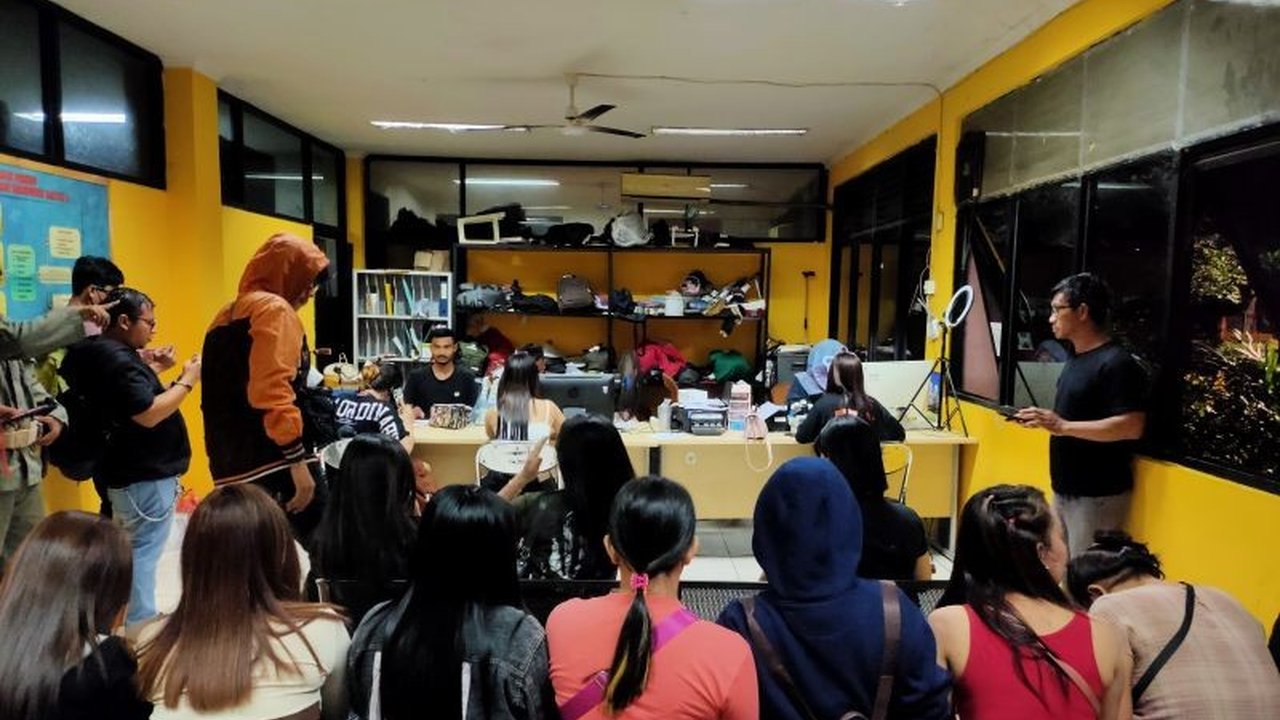 Satpol PP Jakarta Barat mengajak warga sekitar Gang Royal untuk turut serta memberantas praktik prostitusi liar yang kembali marak di kawasan tersebut.