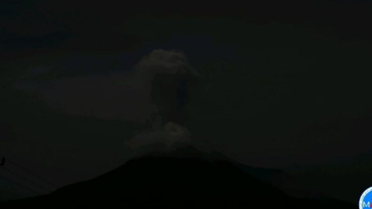 Gunung Lewotobi Laki-laki di Flores Timur, NTT kembali erupsi pada Rabu malam dengan kolom abu mencapai 2.384 meter di atas permukaan laut, status gunung masih siaga.