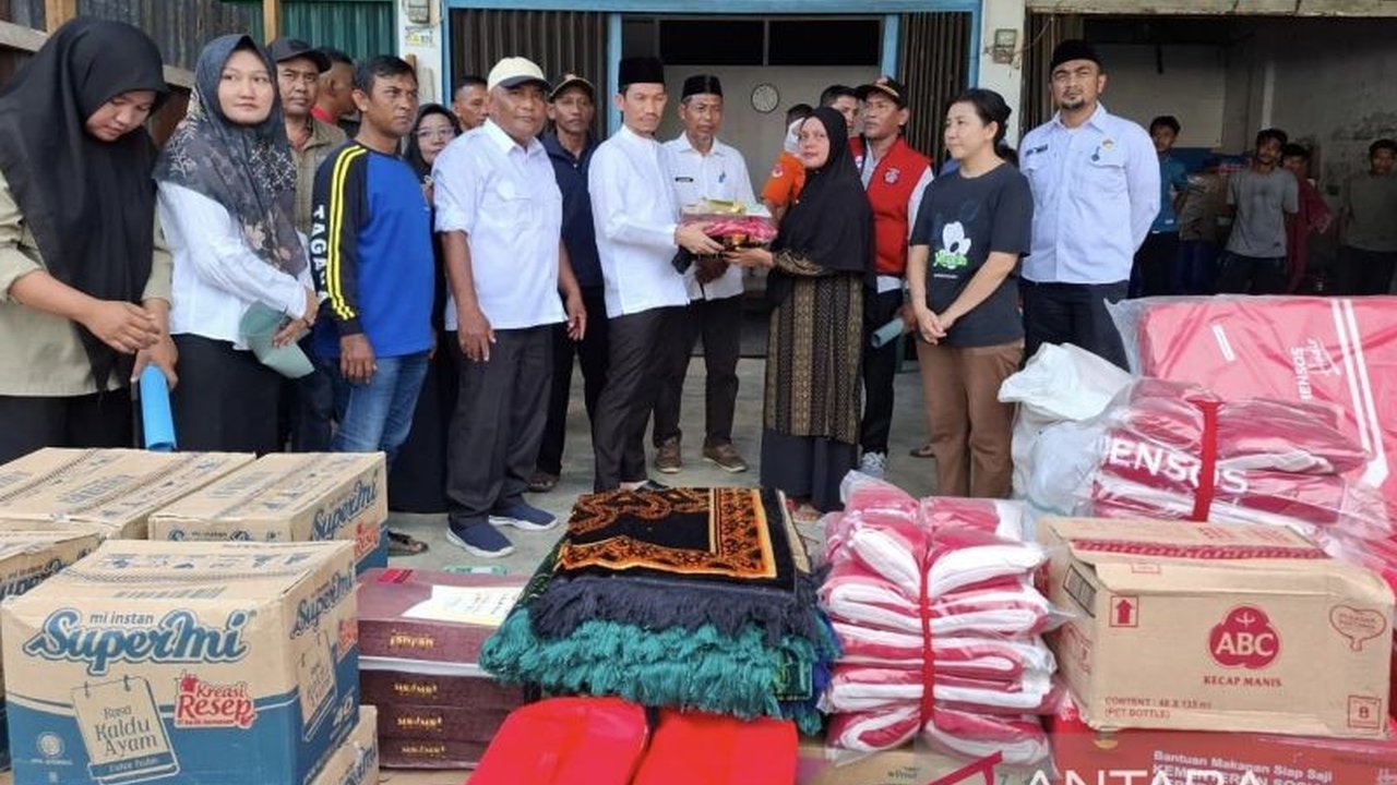 Pemerintah Kabupaten Aceh Barat menyalurkan bantuan sosial kepada delapan keluarga yang rumahnya rusak akibat puting beliung di Desa Pasar Aceh, meliputi kebutuhan pokok dan material bangunan.