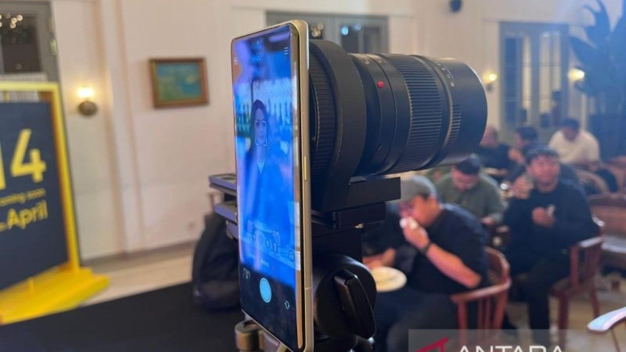 realme Indonesia memperkenalkan realme Interchangeable Lens Concept, sebuah inovasi yang menggabungkan sensor 1 inci dan lensa yang dapat dipertukarkan untuk menghasilkan foto berkualitas profesional dari ponsel pintar.