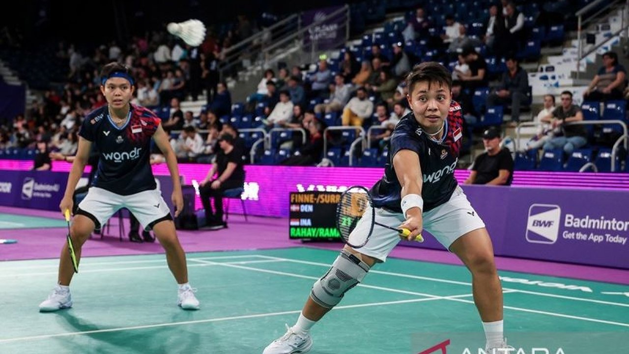 Apriyani Rahayu/Siti Fadia Silva Ramadhanti berhasil mengatasi tekanan dan meraih kemenangan dramatis di babak pertama All England 2025, mengamankan tempat di babak 16 besar.
