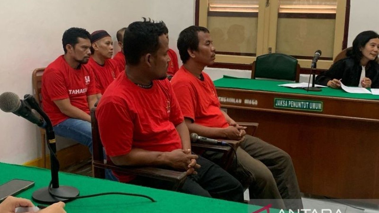 Empat terdakwa kasus peredaran 40 kilogram sabu menjalani sidang perdana di PN Medan, terancam hukuman seumur hidup atau bahkan hukuman mati.