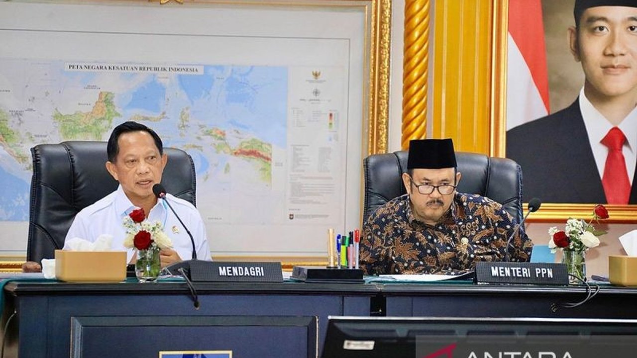 Mendagri Tito Karnavian meminta kepala daerah mengubah pola pikir untuk meningkatkan Pendapatan Asli Daerah (PAD) agar tidak bergantung pada dana pusat dan menghindari utang daerah.