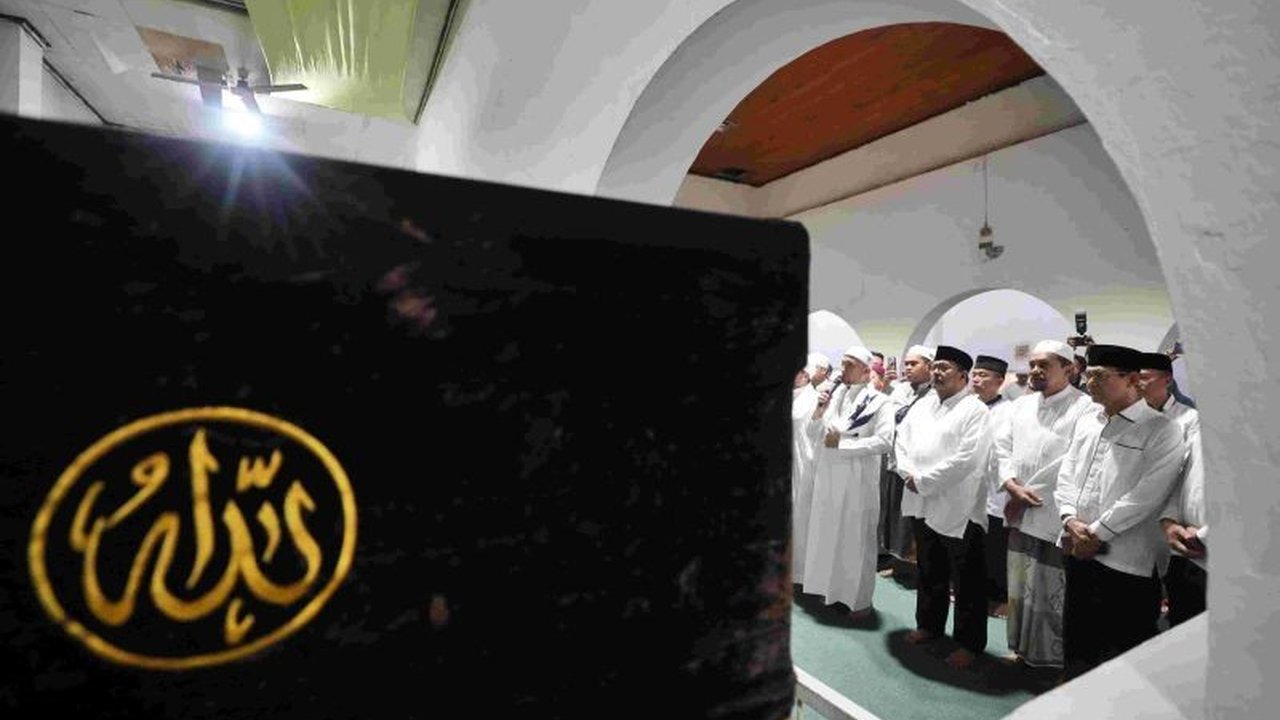 Wakil Gubernur DKI Jakarta, Rano Karno, melanjutkan Safari Ramadan dengan berziarah ke Makam Kramat Kampung Bandan dan Masjid Jami Al-Mukarromah, mengenang sejarah dan memperkaya pengalaman spiritual.