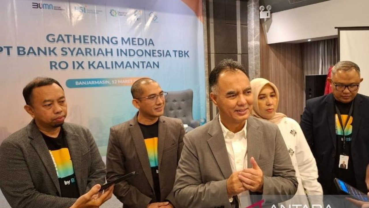 Bank Syariah Indonesia (BSI) gencar promosikan tabungan emas di Kalimantan Selatan sebagai bank emas pertama di Indonesia, menawarkan kemudahan transaksi dan keamanan investasi.