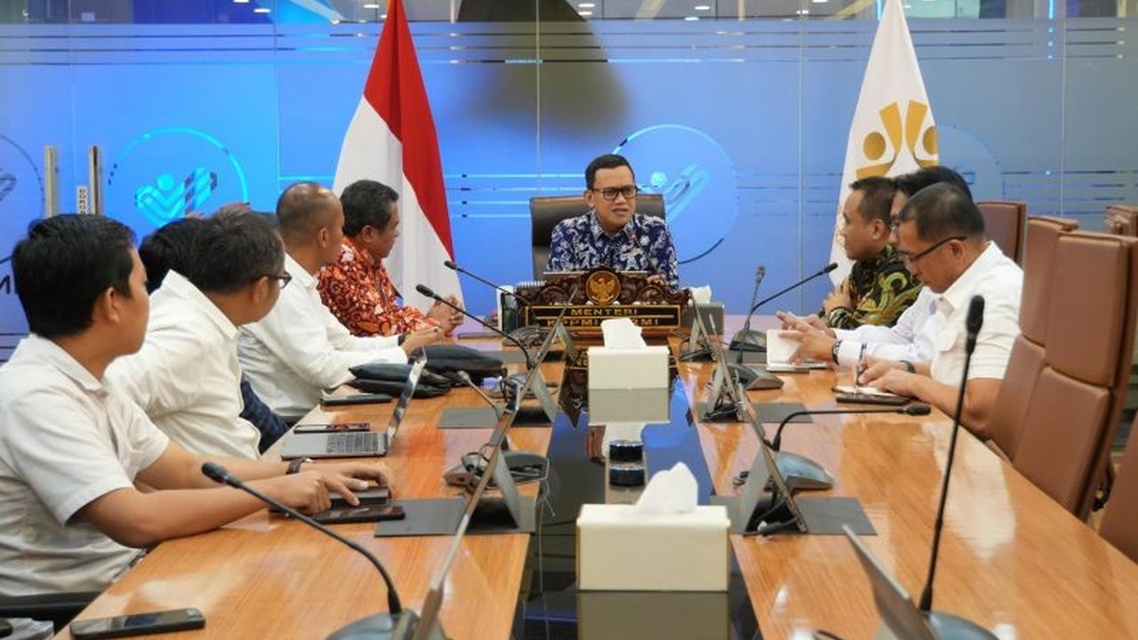 Menteri P2MI, Abdul Kadir Karding, berdiskusi dengan IKA Untirta terkait peluang kerja sama pelatihan pekerja migran Indonesia (PMI) untuk meningkatkan keterampilan dan mengurangi angka PMI ilegal.