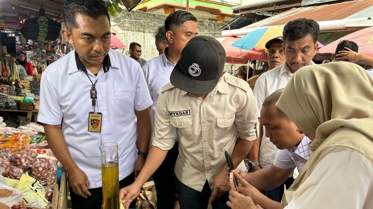 Polda Sulawesi Tenggara dan Disperindag Sultra menemukan Minyakita dengan takaran kurang dari 1 liter dalam sidak di Pasar Kendari, diduga merugikan konsumen.