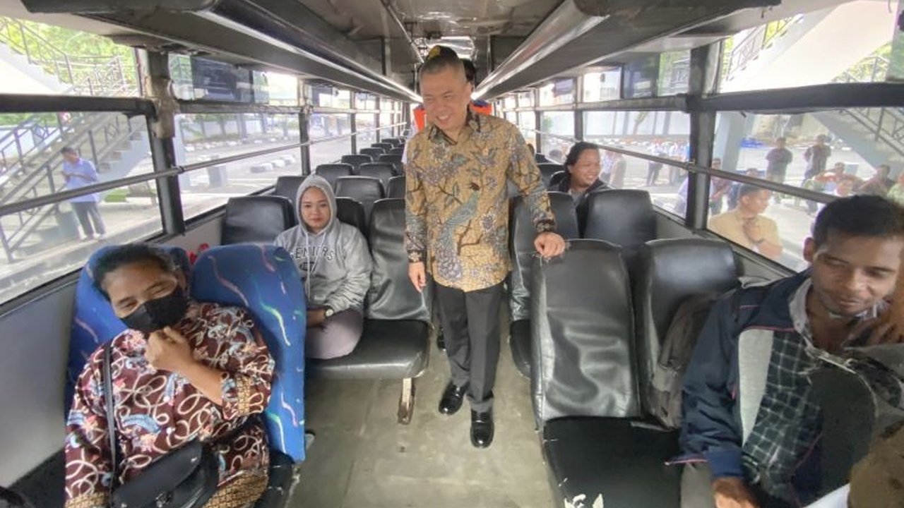 Menteri Perhubungan (Menhub) tegas melarang bus tak layak jalan beroperasi jelang mudik Lebaran 2025, prioritaskan keselamatan penumpang.