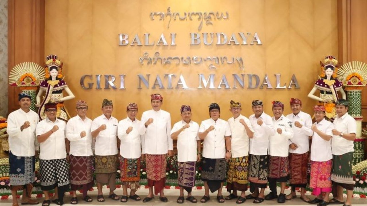 Bupati Tabanan, I Komang Gede Sanjaya, berkomitmen mendukung visi pembangunan Bali 100 tahun ke depan yang dicanangkan Gubernur Wayan Koster, dengan fokus pada sektor pertanian dan transformasi ekonomi berkelanjutan.