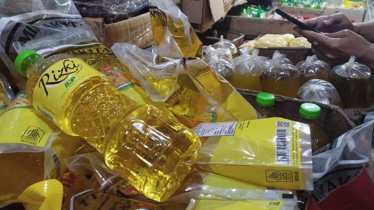 Diskuperdagin Cianjur bersama kepolisian melakukan sidak Minyakita untuk menjamin takaran dan ketersediaan minyak goreng di pasaran menyusul temuan ketidaksesuaian takaran di Jakarta.