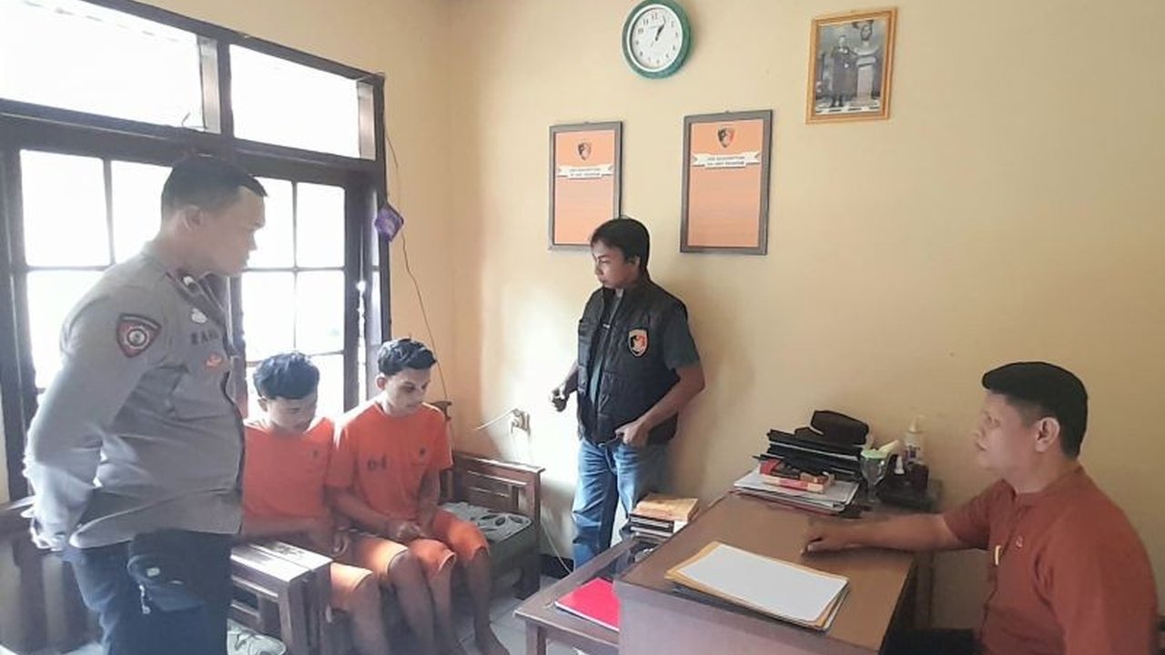 Polisi Garut menangkap dua pencuri sepeda motor yang menggunakan airsoft gun sebagai senjata dalam melancarkan aksinya di beberapa lokasi di Garut, Jawa Barat.