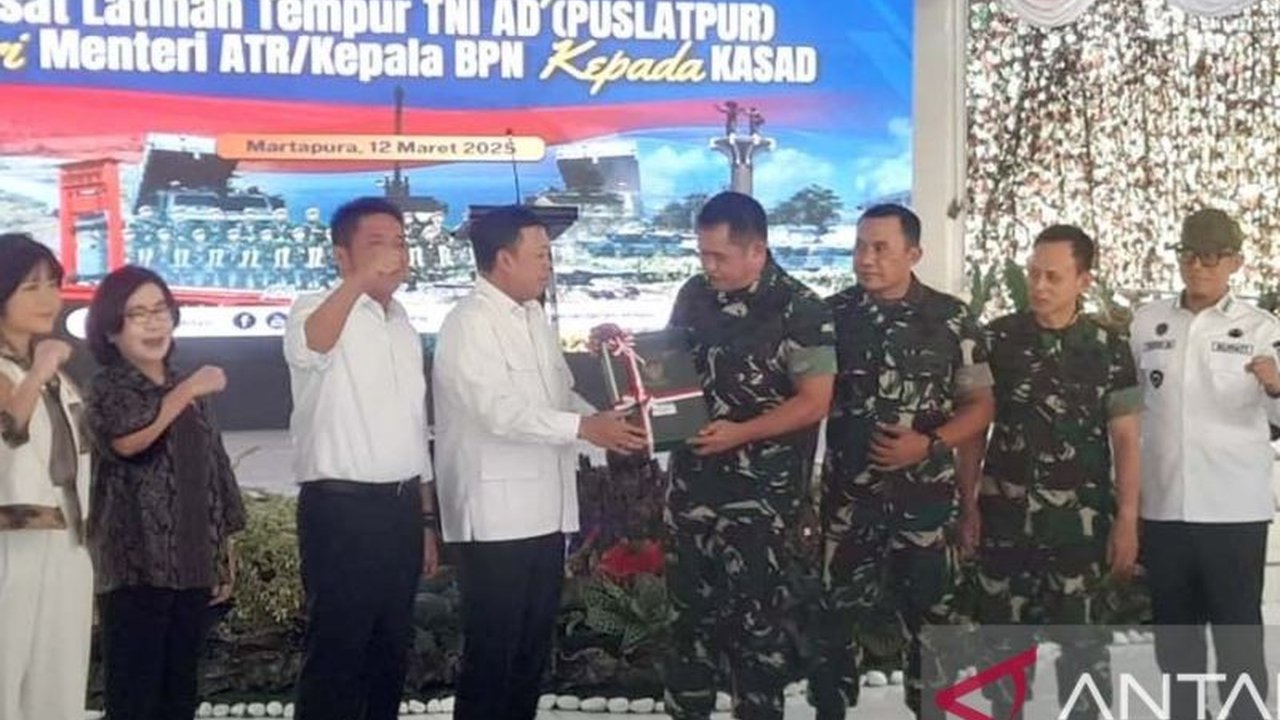 Menteri ATR/BPN, Nusron Wahid, menyerahkan 42 sertifikat Hak Pengelolaan Lahan (HPL) kepada TNI AD di OKU Timur, Sumatera Selatan, guna menyelesaikan masalah status lahan dan mendukung ketahanan pangan nasional.