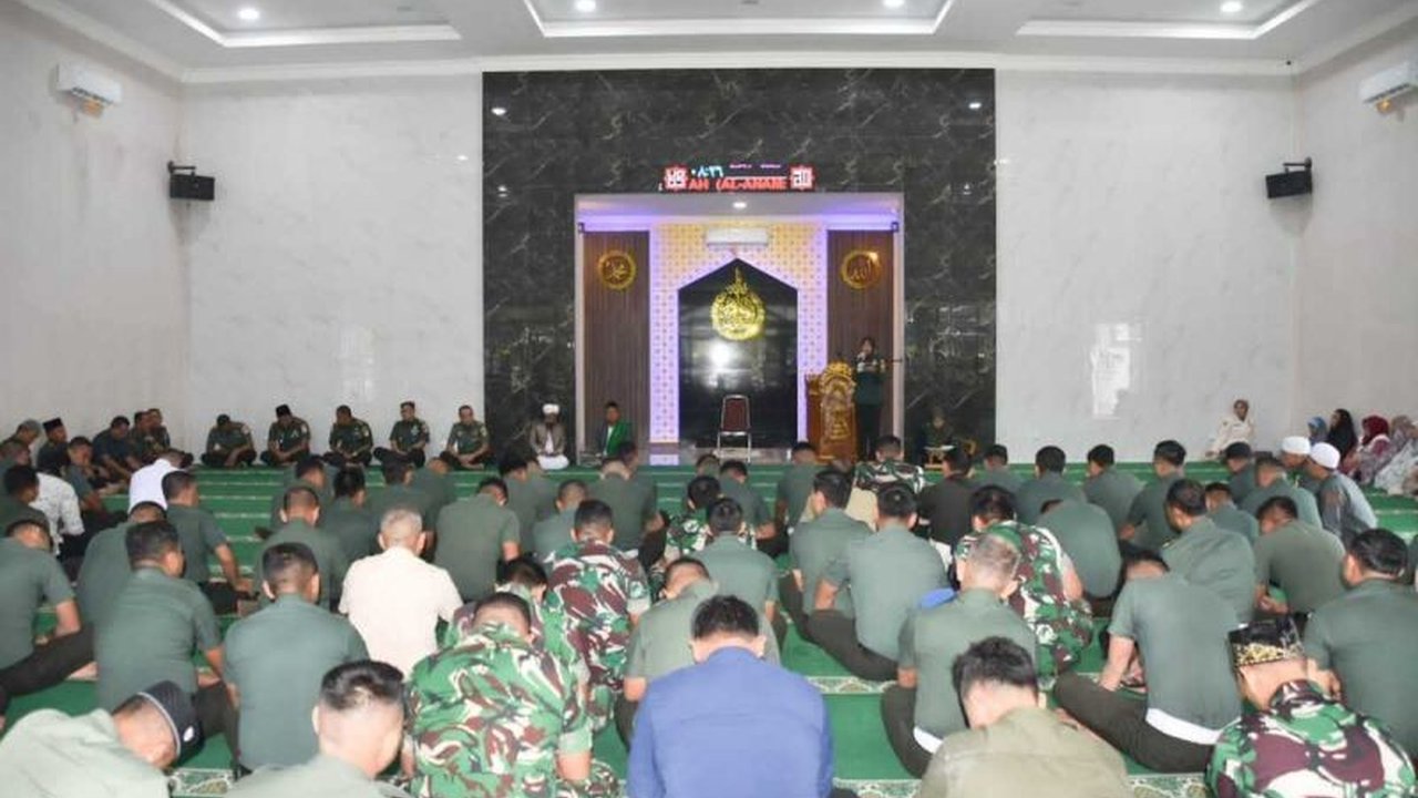 Korem 131/Santiago di Manado menggelar Safari Ramadhan untuk mempererat silaturahmi dan menekankan pentingnya shalat sebagai kunci surga, seperti disampaikan Ustad Abdul Rahman Al Banjari.