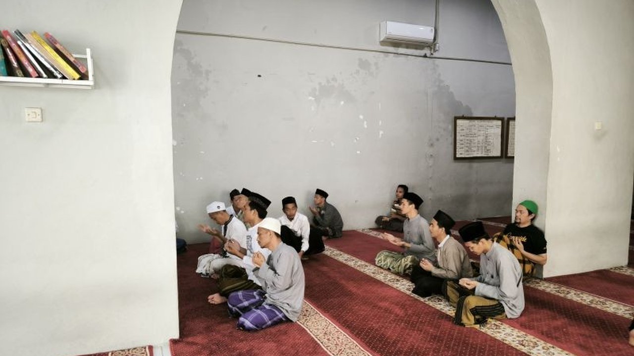 Warga binaan di Rutan Serang mengikuti pesantren kilat selama Ramadhan untuk pembinaan mental dan keagamaan, termasuk belajar membaca Al-Quran dan tadarus.