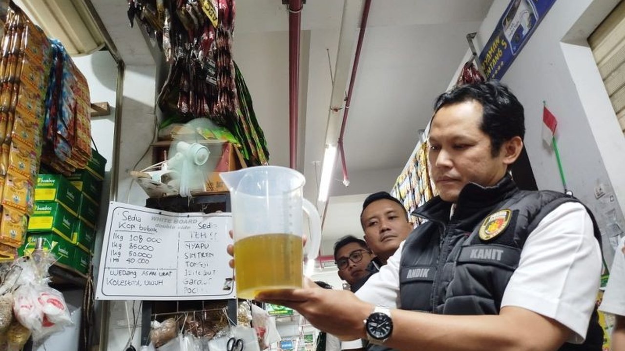 Polres Ponorogo melakukan sidak minyak goreng MinyaKita di Pasar Legi untuk memastikan takaran dan harga sesuai standar, hasilnya menyatakan stok aman dan takaran sesuai kemasan.