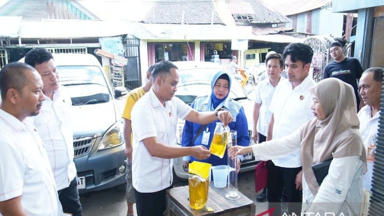 Satgas Pangan Polda Kalsel memastikan Minyakita di pasar tradisional Banjarmasin sesuai takaran kemasan, mencegah penimbunan jelang Ramadhan.