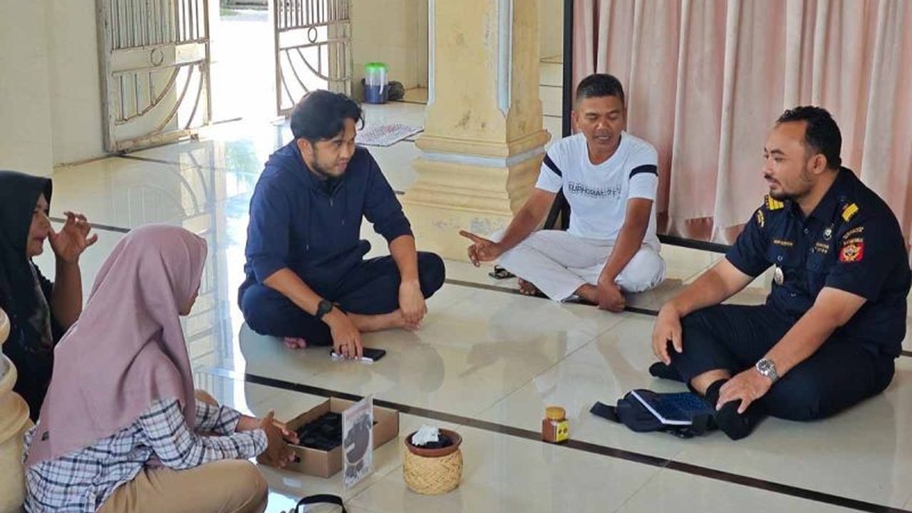 Bea Cukai Aceh memberikan asistensi kepada UMKM di Aceh Besar yang memproduksi briket kopi dari ampas kopi, membuka peluang ekonomi baru dan lapangan kerja.