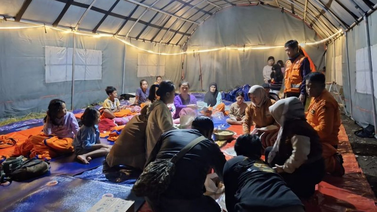 Banjir yang melanda tiga kecamatan di Kabupaten Bandung akibat meluapnya Sungai Cikapundung Kolot telah memaksa 2.553 warga mengungsi, sementara pemerintah setempat mendistribusikan bantuan.