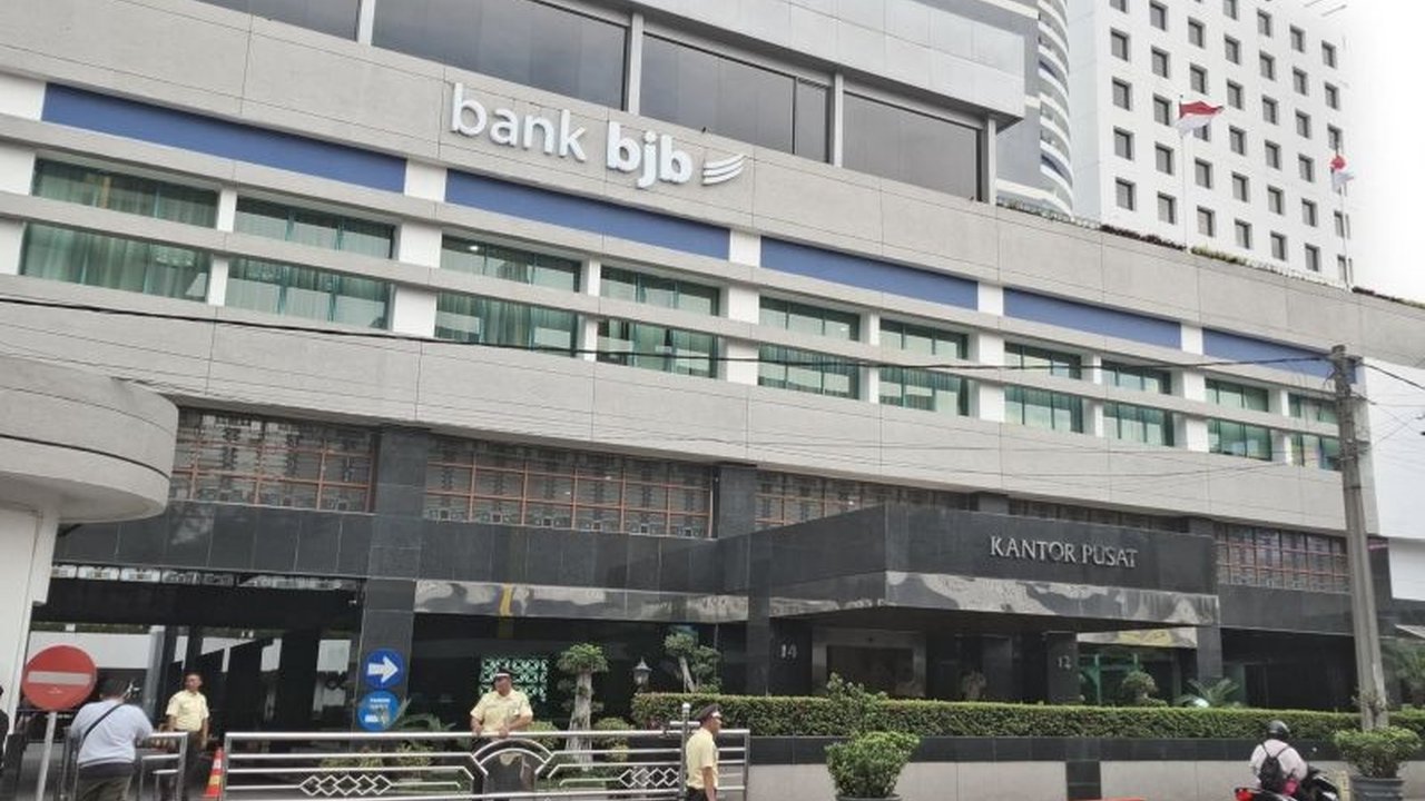 Komisi Pemberantasan Korupsi (KPK) menggeledah kantor pusat Bank BJB di Bandung terkait kasus dugaan korupsi dana iklan; pihak Bank BJB hingga kini belum memberikan keterangan resmi.