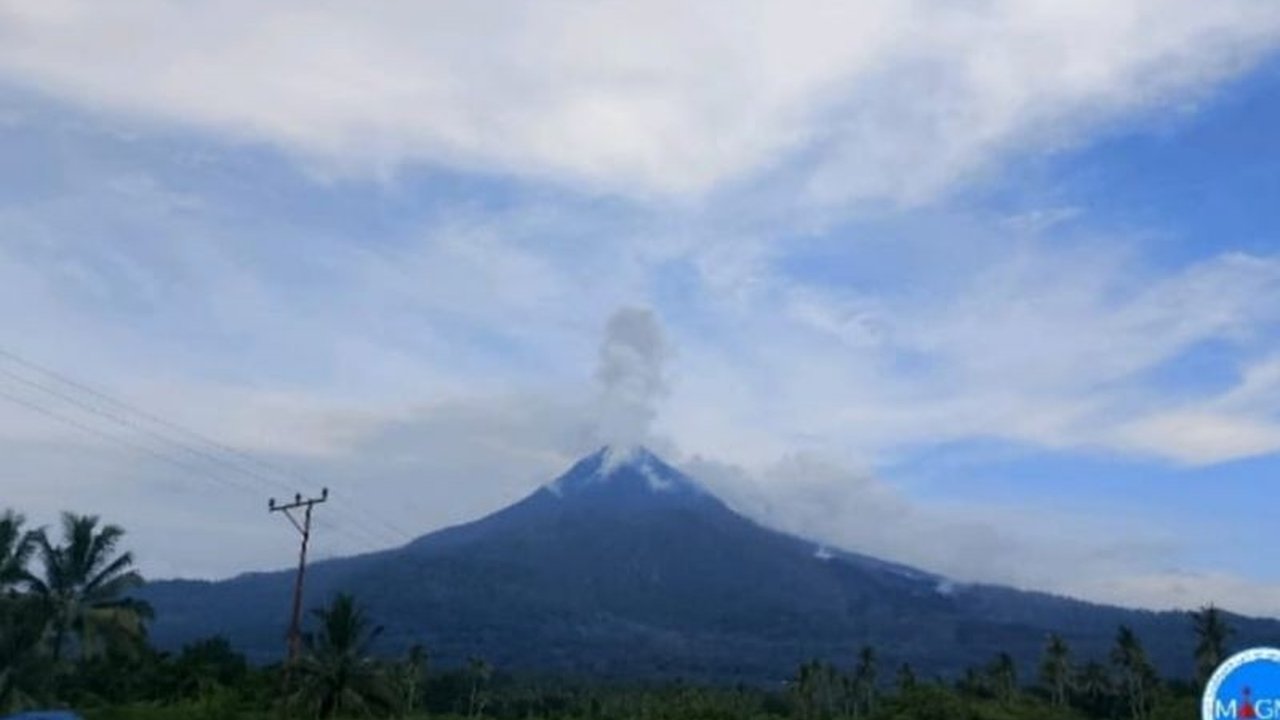 Gunung Lewotobi Laki-laki Erupsi, Keluarkan Abu Vulkanik hingga 800 Meter