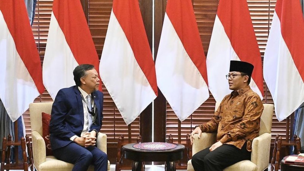 Menteri Luar Negeri RI, Sugiono, memberikan apresiasi positif terhadap perkembangan negosiasi perbatasan Indonesia-Malaysia, khususnya dalam penyelesaian batas laut dan darat, serta membahas peningkatan kerja sama ekonomi bilateral.