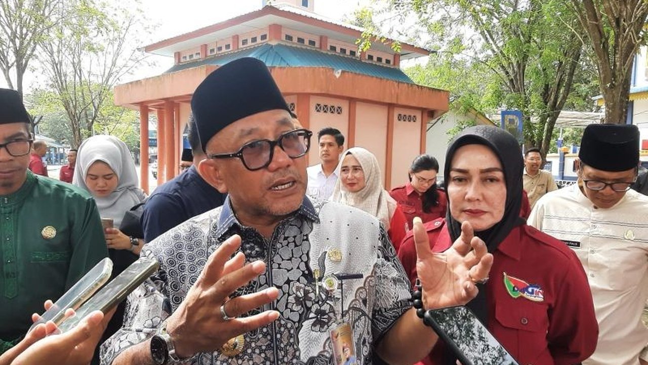 Wali Kota Tanjungpinang, Lis Darmansyah, memastikan pembayaran THR ASN 100 persen meskipun kondisi keuangan daerah kurang baik, dengan total anggaran sekitar Rp14 miliar sebelum Idul Fitri 1446 H.