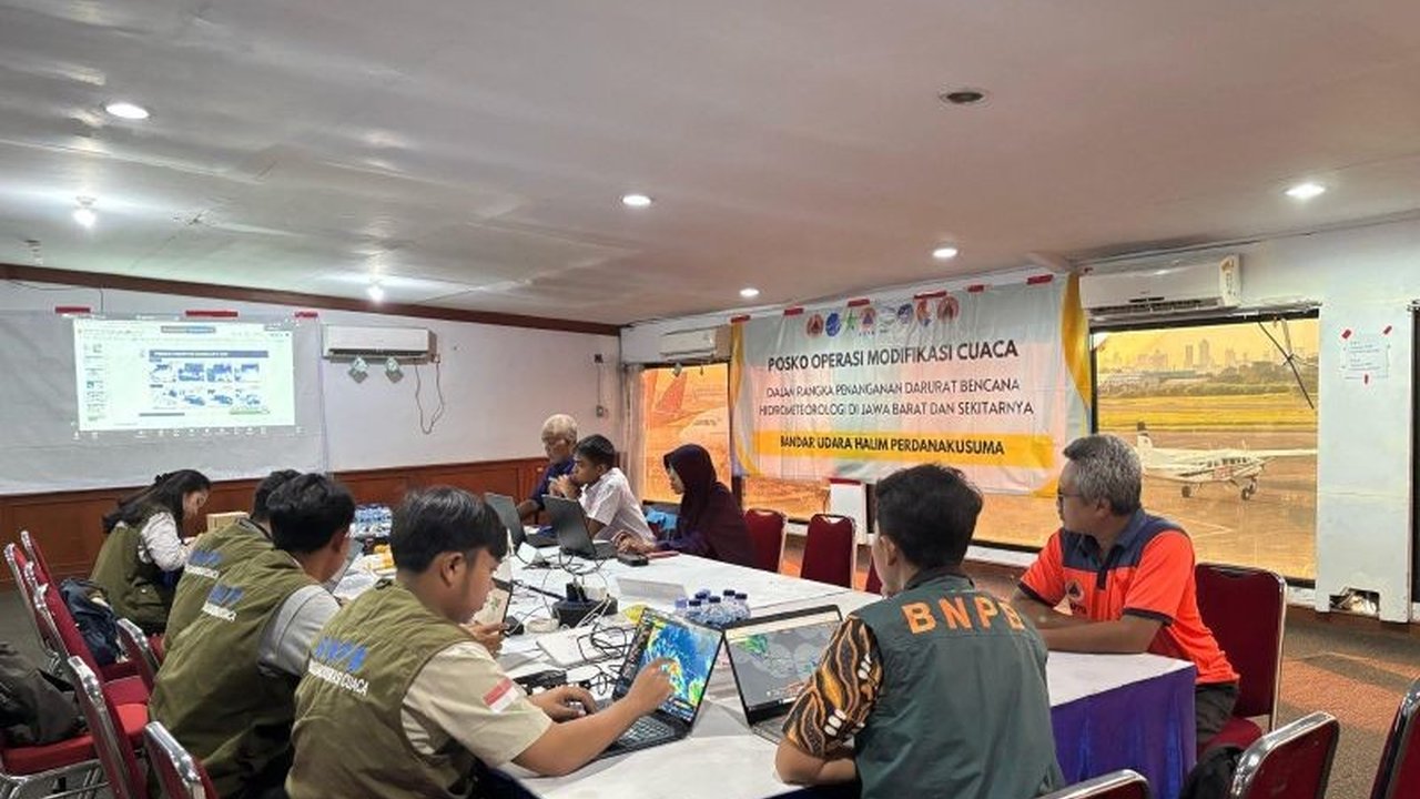 Badan Nasional Penanggulangan Bencana (BNPB) menggelar operasi modifikasi cuaca gabungan di Jakarta dan Jawa Barat selama 10 hari untuk mengurangi intensitas hujan lebat yang berpotensi menyebabkan banjir.