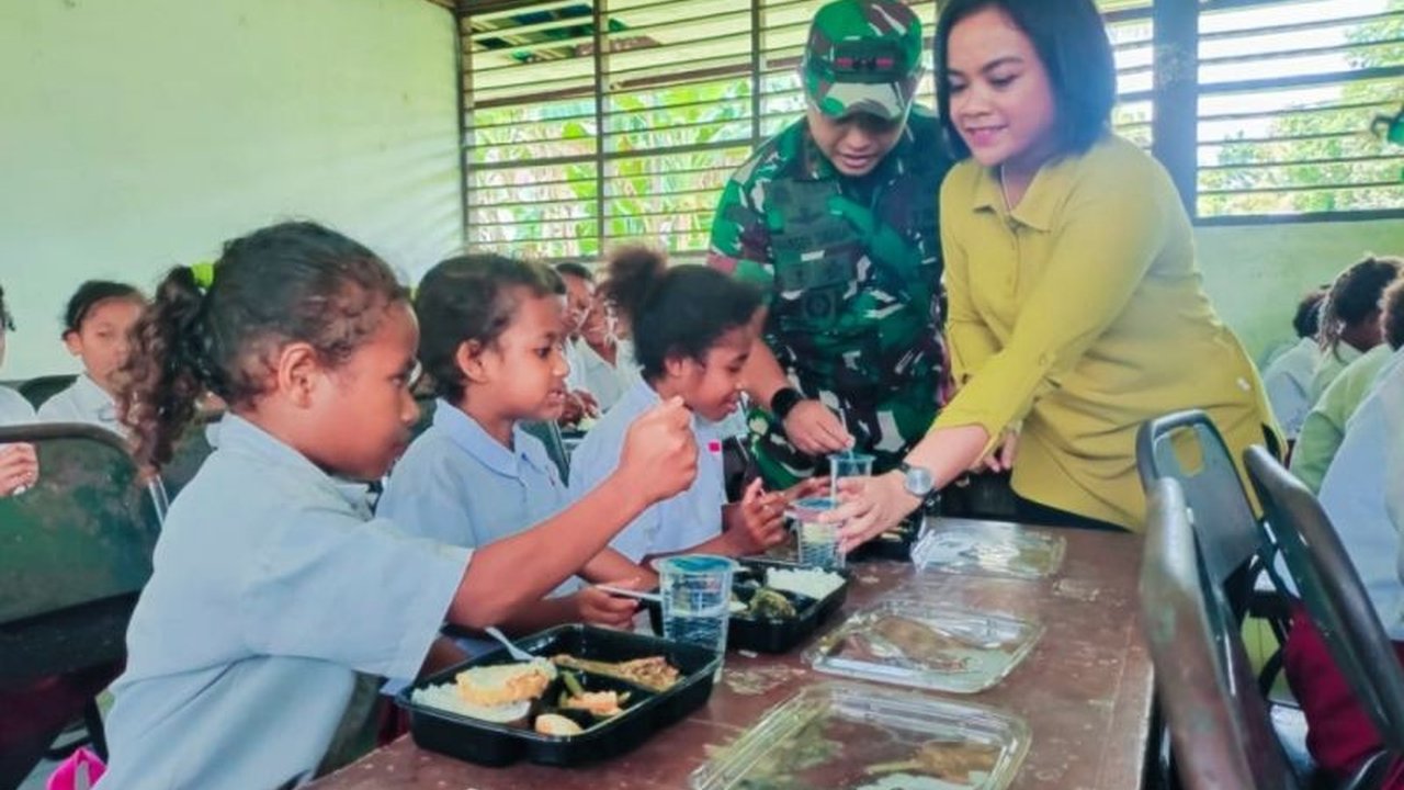 Satgas TMMD ke-123 Kodim 1708 Biak memberikan Makan Bergizi Gratis (MBG) kepada siswa SD YPK Ambrisau, sebagai wujud nyata kepedulian terhadap gizi anak dan generasi emas Indonesia 2045.