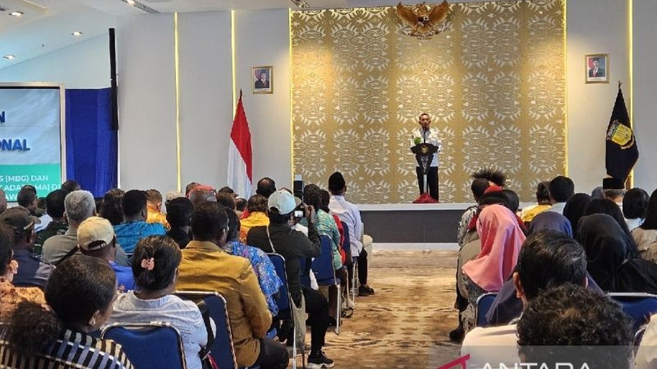 Program Makan Bergizi Gratis (MBG) di Papua akan dimulai April 2025 setelah Lebaran, sosialisasi masif dilakukan untuk mencegah penolakan seperti di daerah lain.