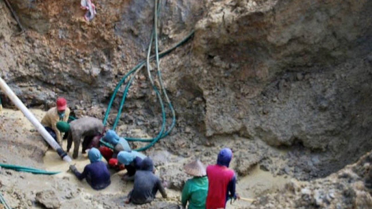 Kementerian Lingkungan Hidup dan Kehutanan (KLH) telah memerintahkan verifikasi lapangan dugaan pencemaran lingkungan akibat pertambangan di Bombana dan Konawe, Sulawesi Tenggara, menyusul laporan pencemaran dan banjir di Pulau Kabaena.