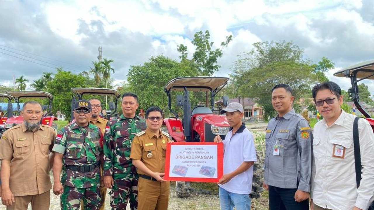 Bupati Sambas, Satono, salurkan 174 unit alsintan untuk tingkatkan hasil pertanian dan kurangi ketergantungan impor pangan, menjadikan Sambas lumbung pangan mandiri.