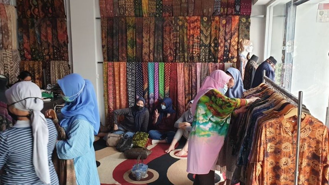 Pemerintah Provinsi Sumatera Selatan mengoptimalkan Kriya Sriwijaya untuk meningkatkan kreativitas dan nilai jual produk UMKM di 17 kabupaten/kota, memberikan edukasi dan fasilitas pemasaran.