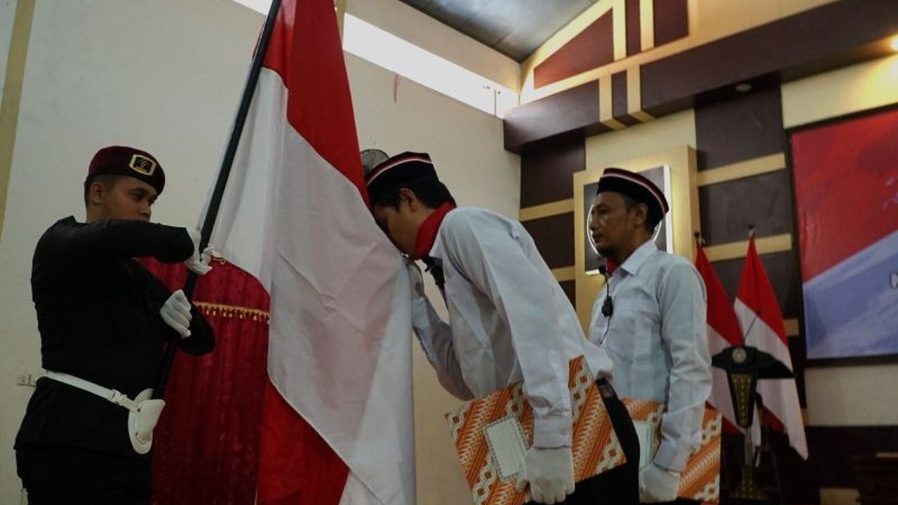 Dua narapidana terorisme di LP Tulungagung menyatakan ikrar setia kepada NKRI, menandai langkah positif dalam program deradikalisasi.