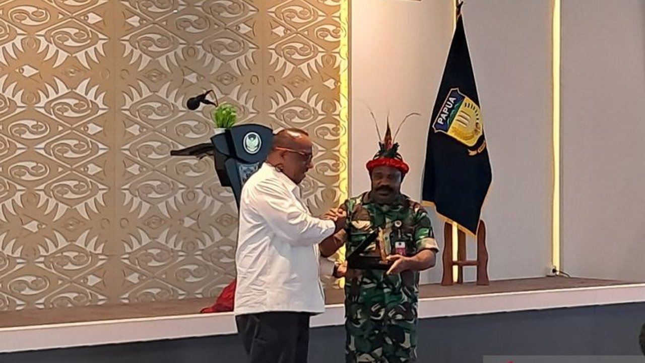 Stafsus Menhan Lenis Kogoya membantah isu Makan Bergizi Gratis (MBG) di Papua mengandung racun dan bertujuan genosida, serta mengajak kepala sekolah menindak tegas oknum yang mengajak anak-anak demo menolak program tersebut.