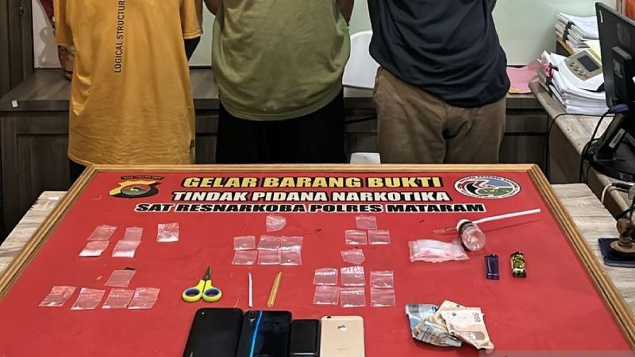 Polresta Mataram berhasil mengungkap jaringan pengedar narkoba dan menyita 20 paket sabu-sabu dari empat tersangka di tiga lokasi berbeda di Kota Mataram.