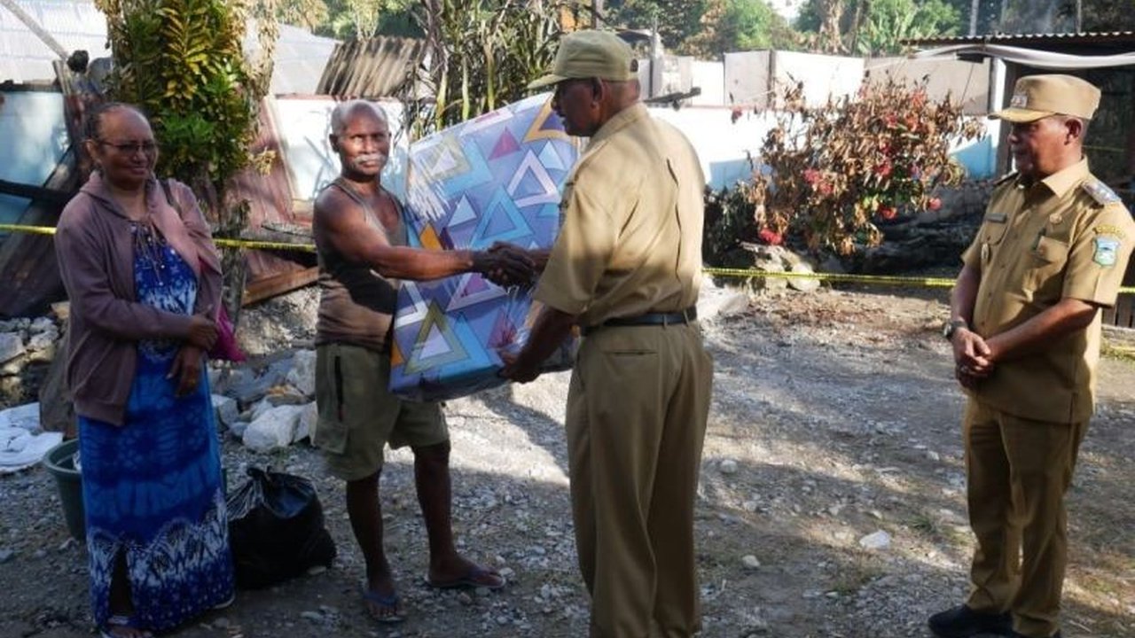 Pemerintah Kabupaten Teluk Wondama menyalurkan bantuan kepada warga Kampung Kabouw, Distrik Wondiboi, yang menjadi korban kebakaran, sekaligus merencanakan peningkatan kapasitas pemadam kebakaran daerah.