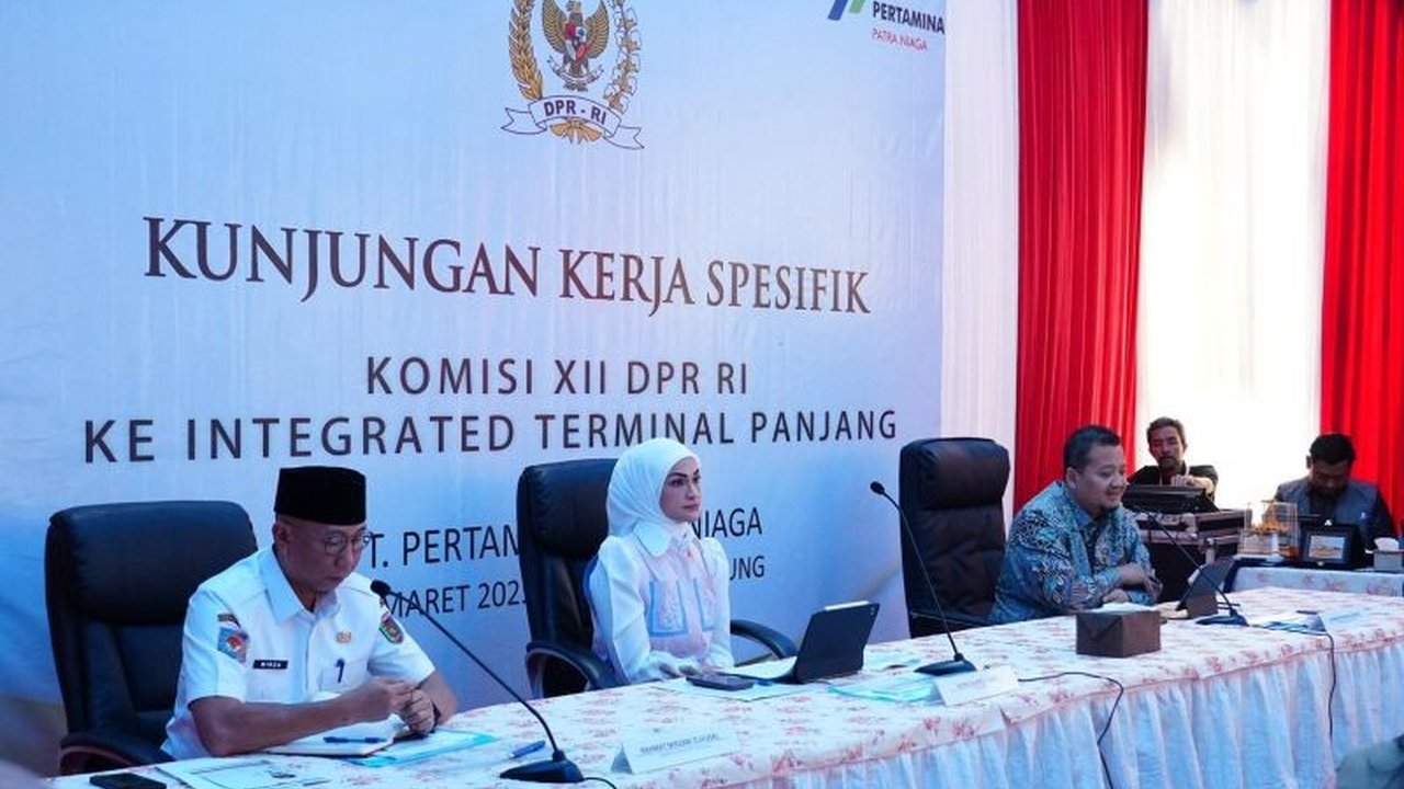 Wakil Ketua Komisi XII DPR RI, Putri Zulkifli Hasan, memastikan Pertalite dan Pertamax produksi Pertamina sesuai standar dan imbau masyarakat tak percaya isu oplosan.